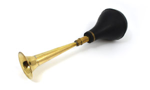 Simple straight motor horn with rubber bulb