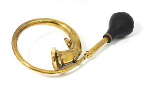 Curved brass motor horn with rubber bulb